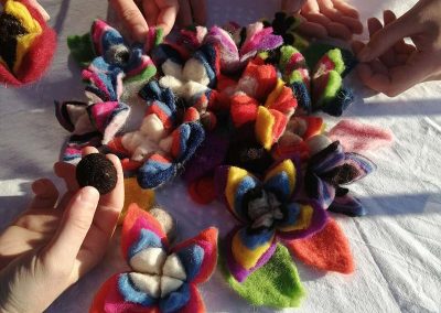Fleur en feutre de laine réalisé lors d'atliers personnalisé chez albalaine