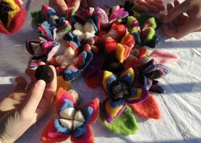 fleurs en feutre de laine réalisée lors d'un anniversaire.